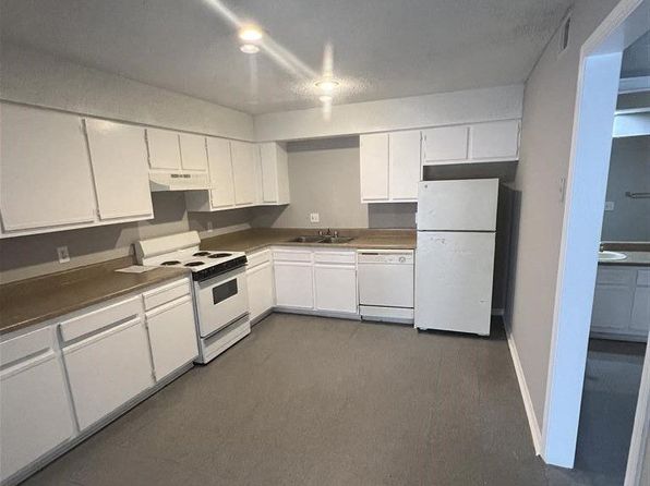 Hampton Court Apartments | 9715 E 35th Ter S, Independence, MO
