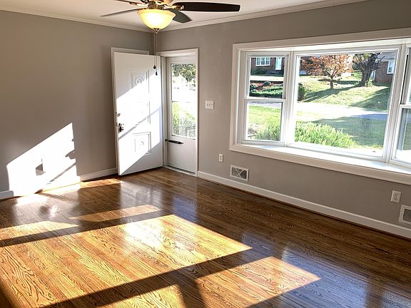 3rd image of 2104 Lynnhope Dr NW