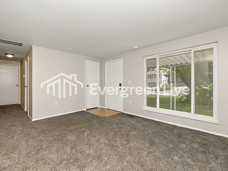 205 Tulip Dr — Photo 4