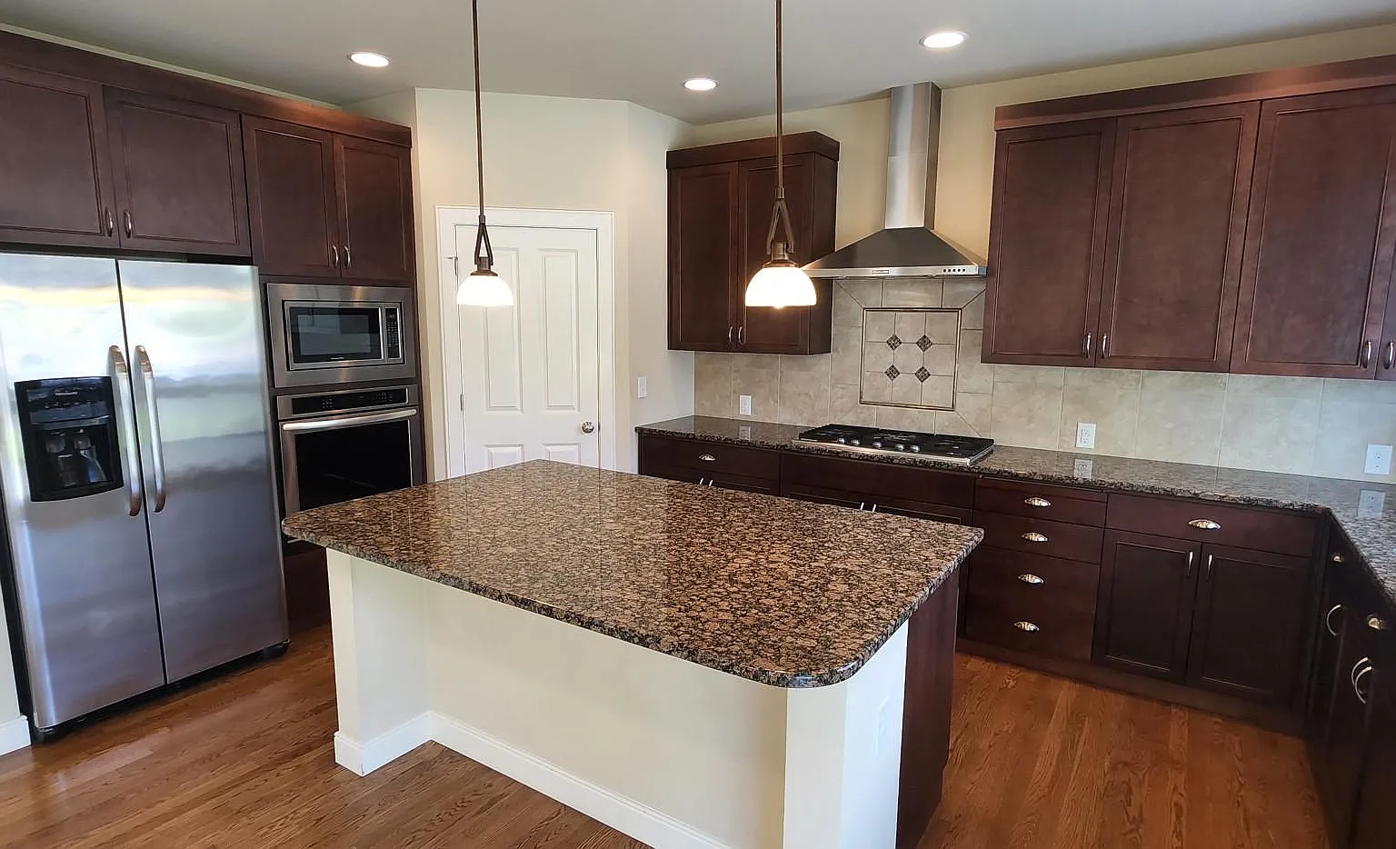 5 bed, 3130 sqft, $4,950 — Photo 4