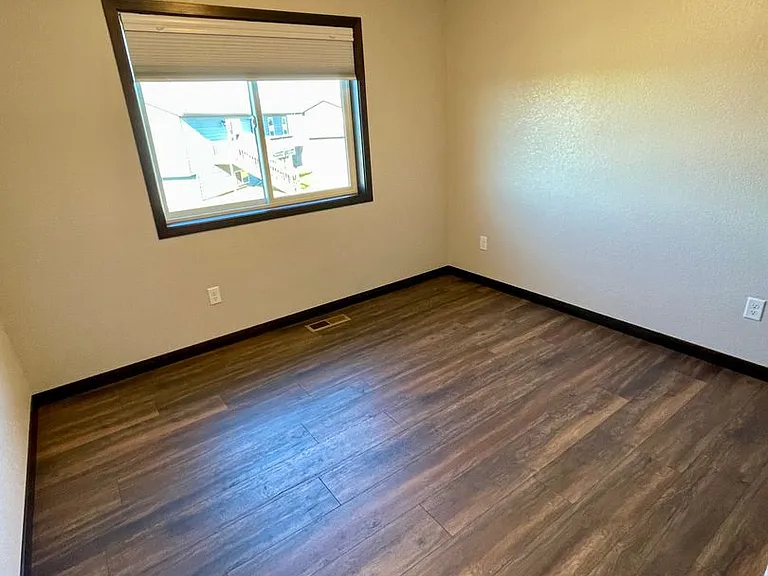 557 Mace Dr — Photo 10