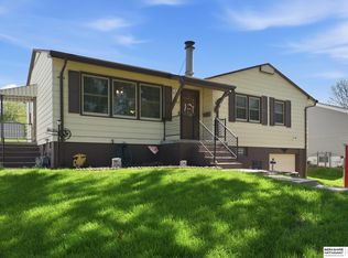 8902 Valley View Dr, La Vista, NE 68128