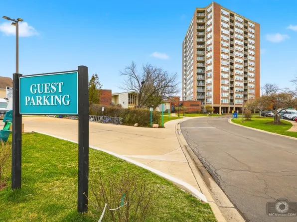 3925 Triumvera Dr APT 10B, Glenview, IL 60025