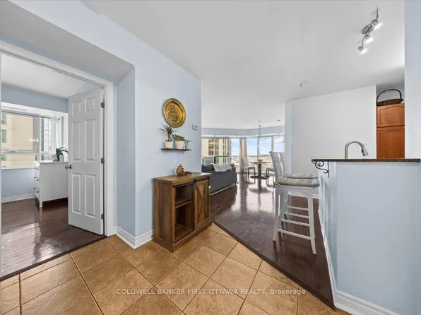 445 Laurier Ave W #1401, Ottawa, ON K1N 6P4