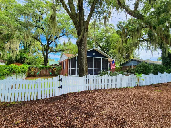 1204 15th St, Port Royal, SC 29935