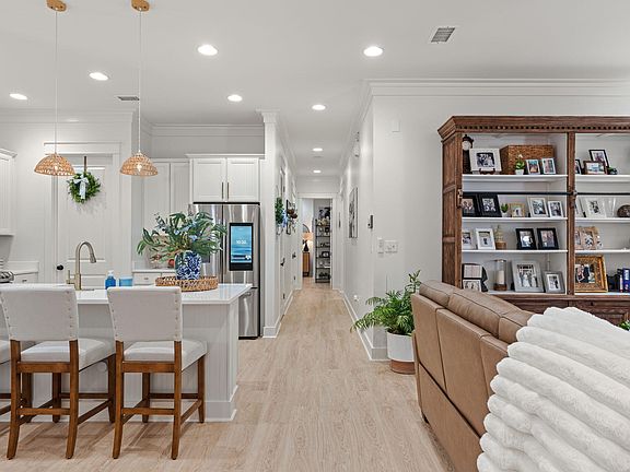 5th image of 224 Carson Oaks Ln
