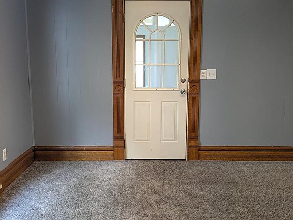 5th image of 919 S Washington St