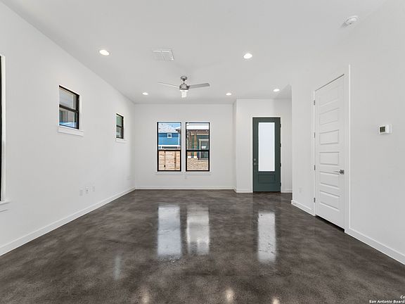 4th image of 914 N Olive #701