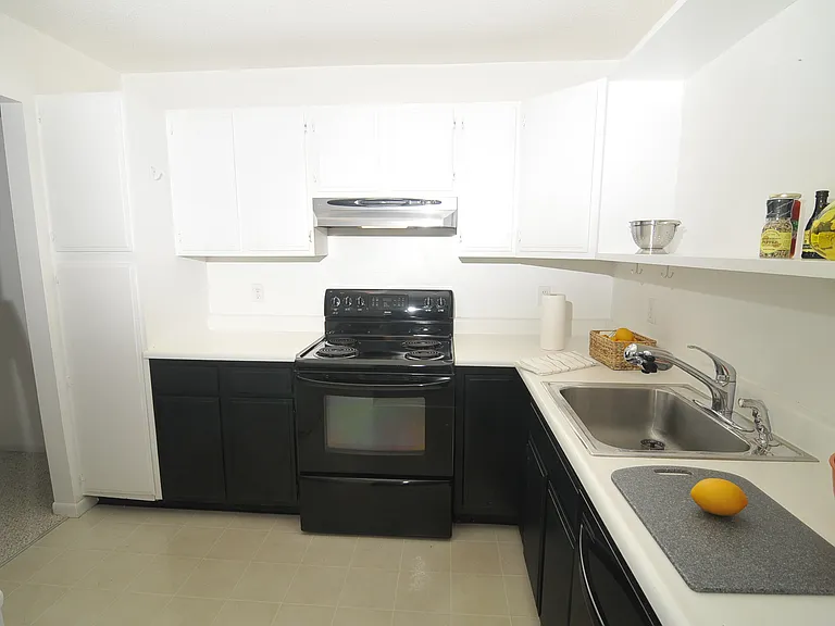 15 Hawthorne Cir #15 — Photo 6