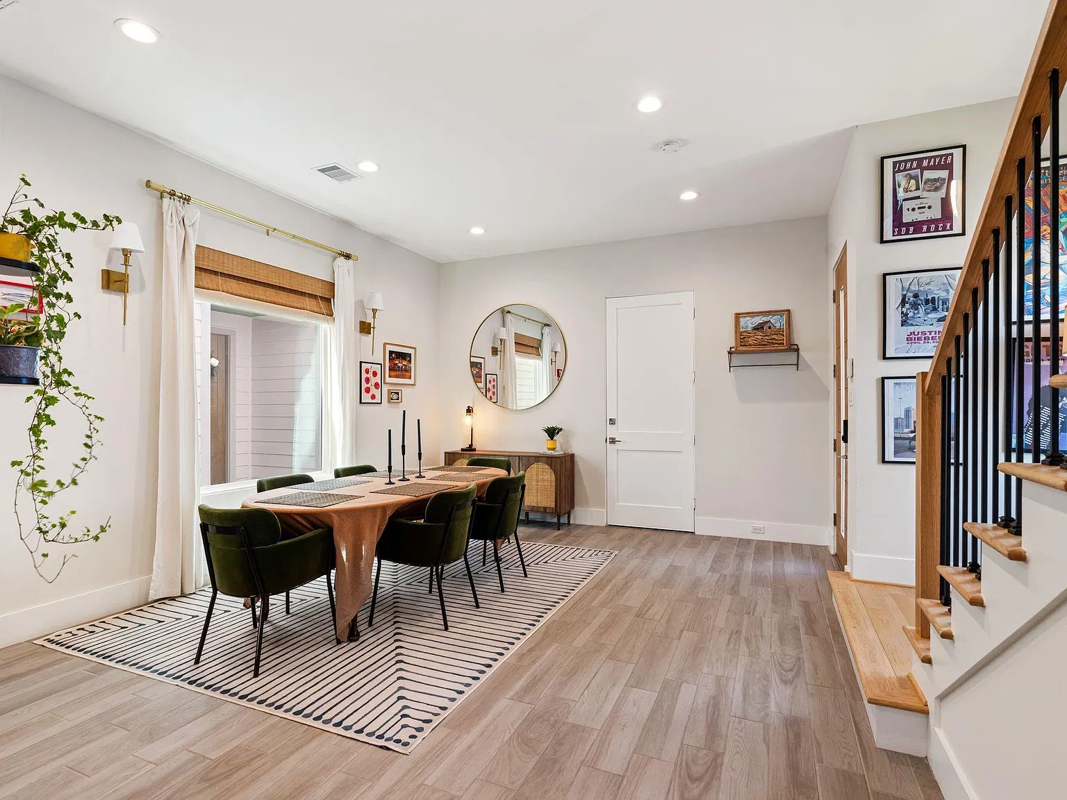 3 bed, 2.5 bath, 2585 sqft, $3,200 — Photo 2