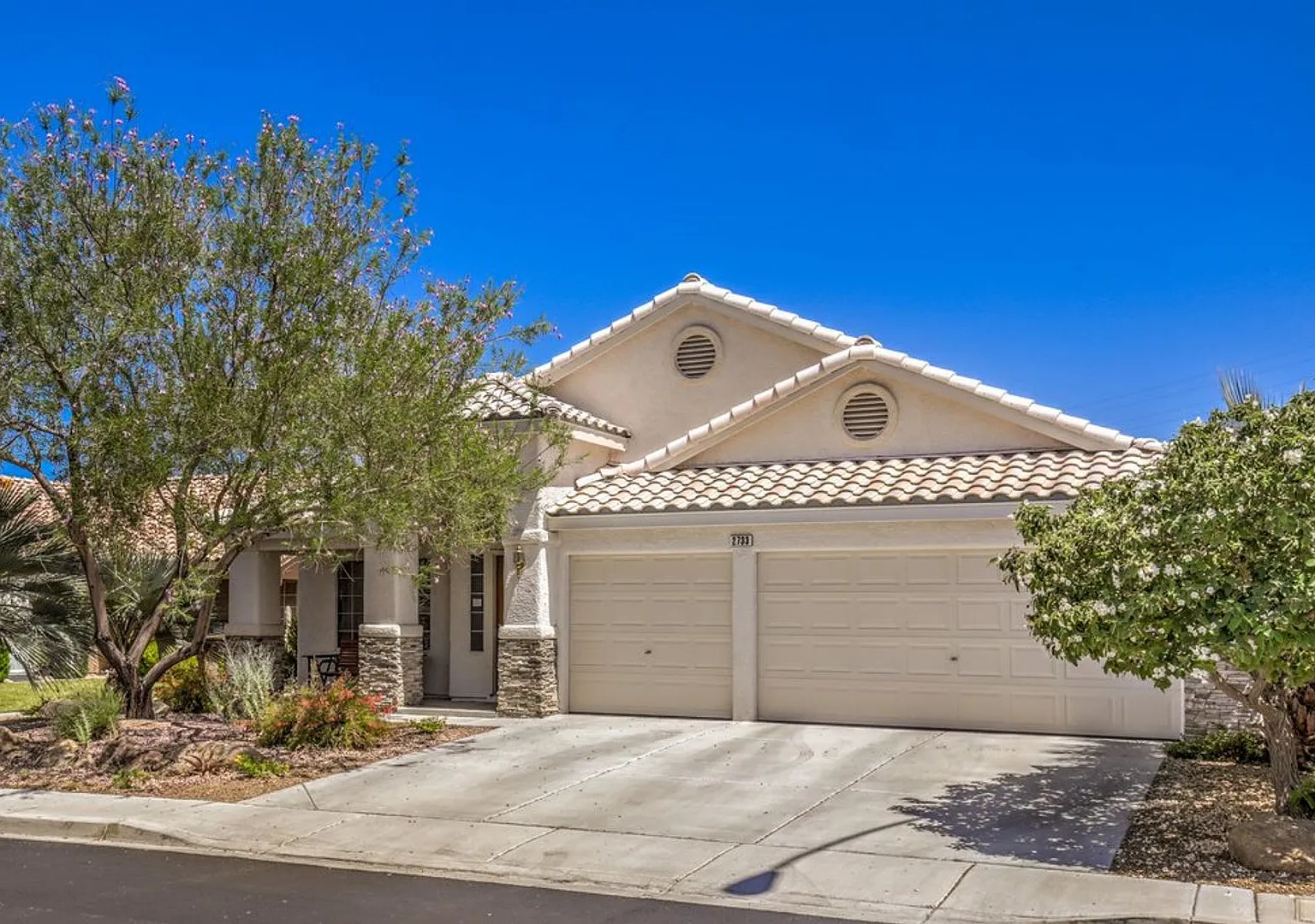 Single Story 1,836 square feet 2 bedroom 3 car garage in Henderson. — Photo 3