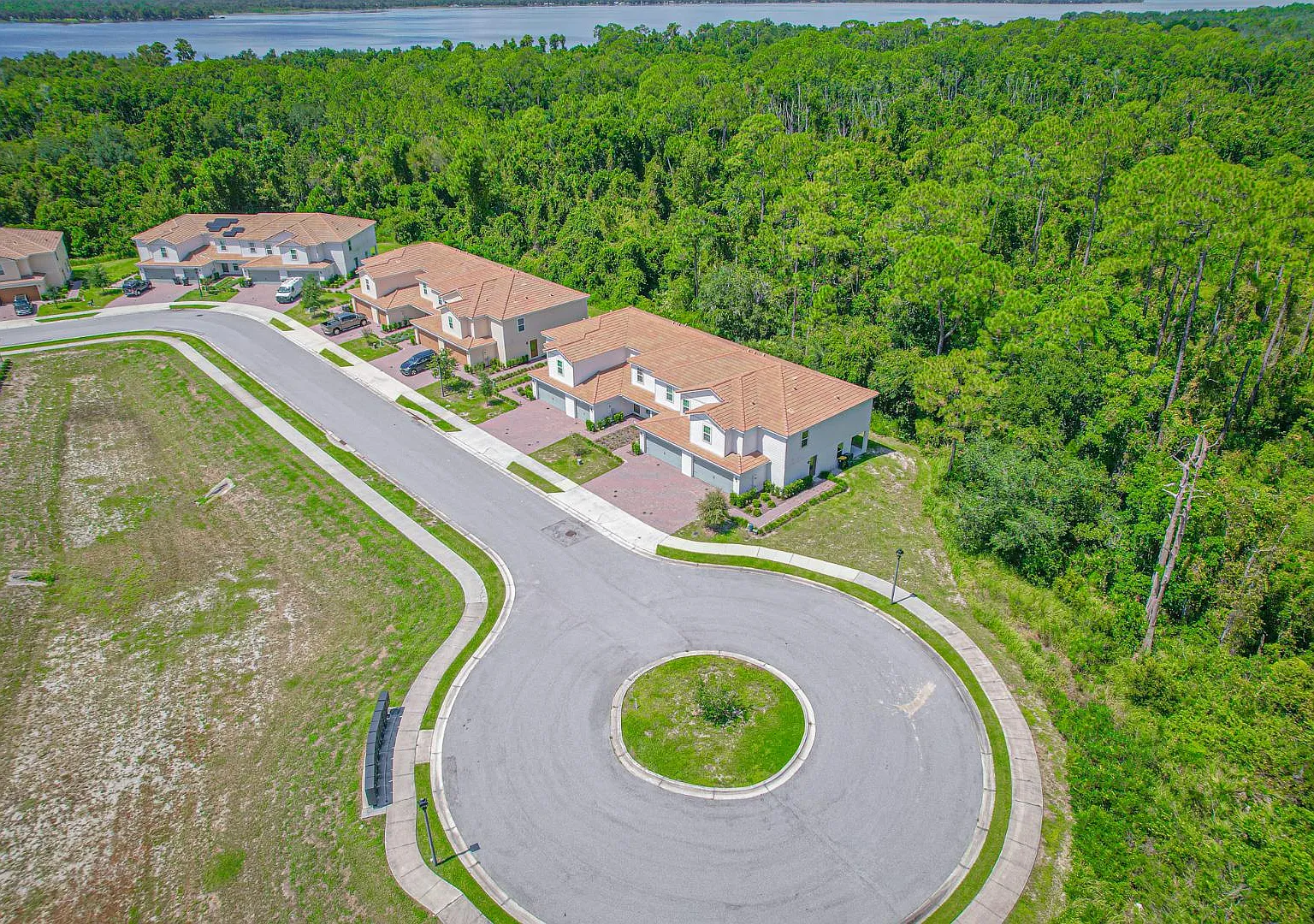 695 Bay Leaf Dr — Photo 2