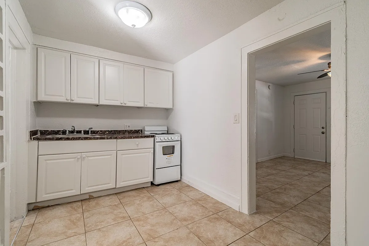 kitchen - 932 Newton Ave S