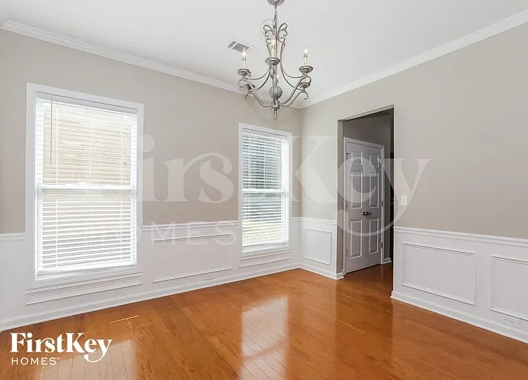 1530 Hedington Cir — Photo 3