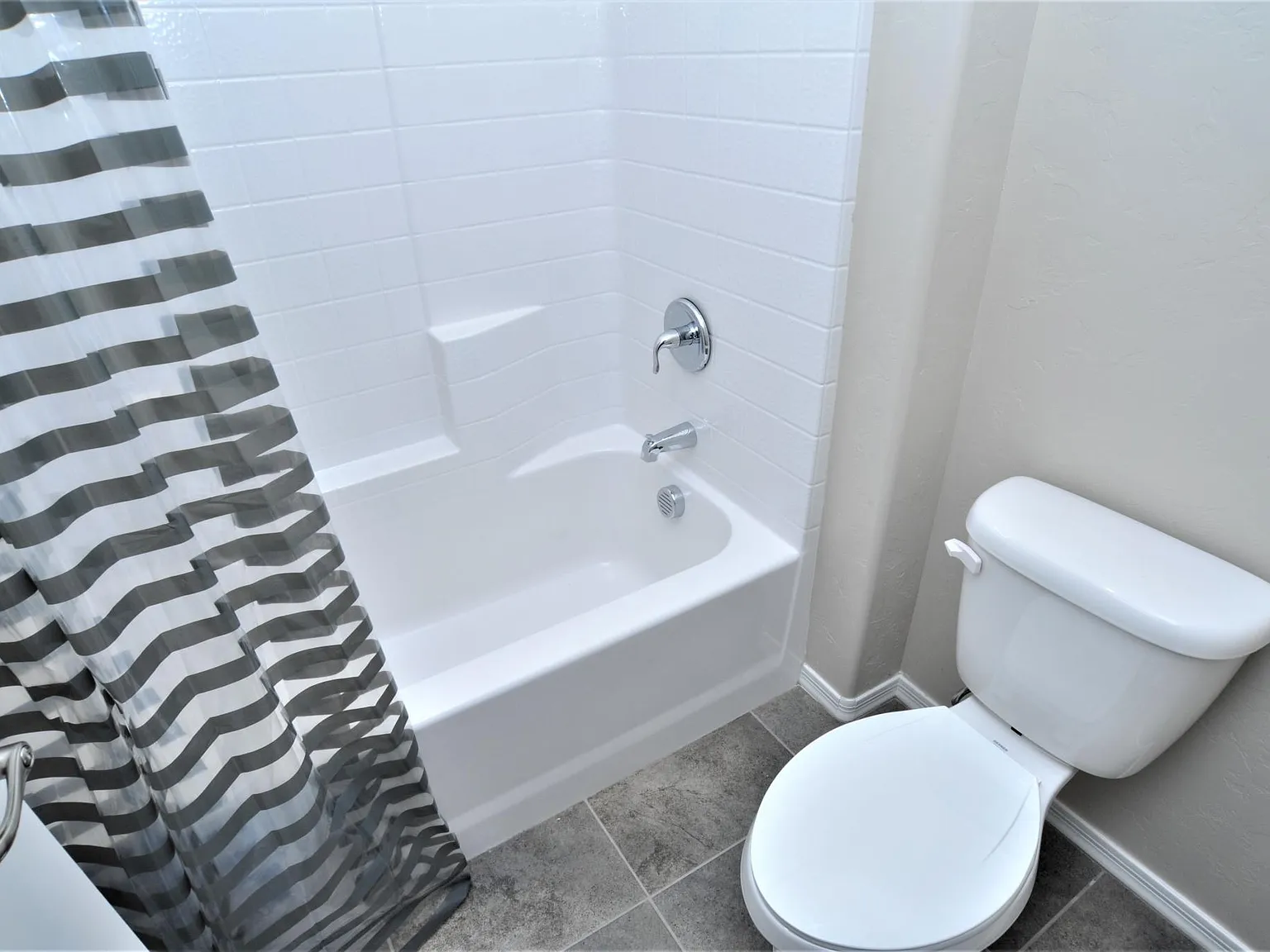 1218 E Blacklidge Dr — Photo 4