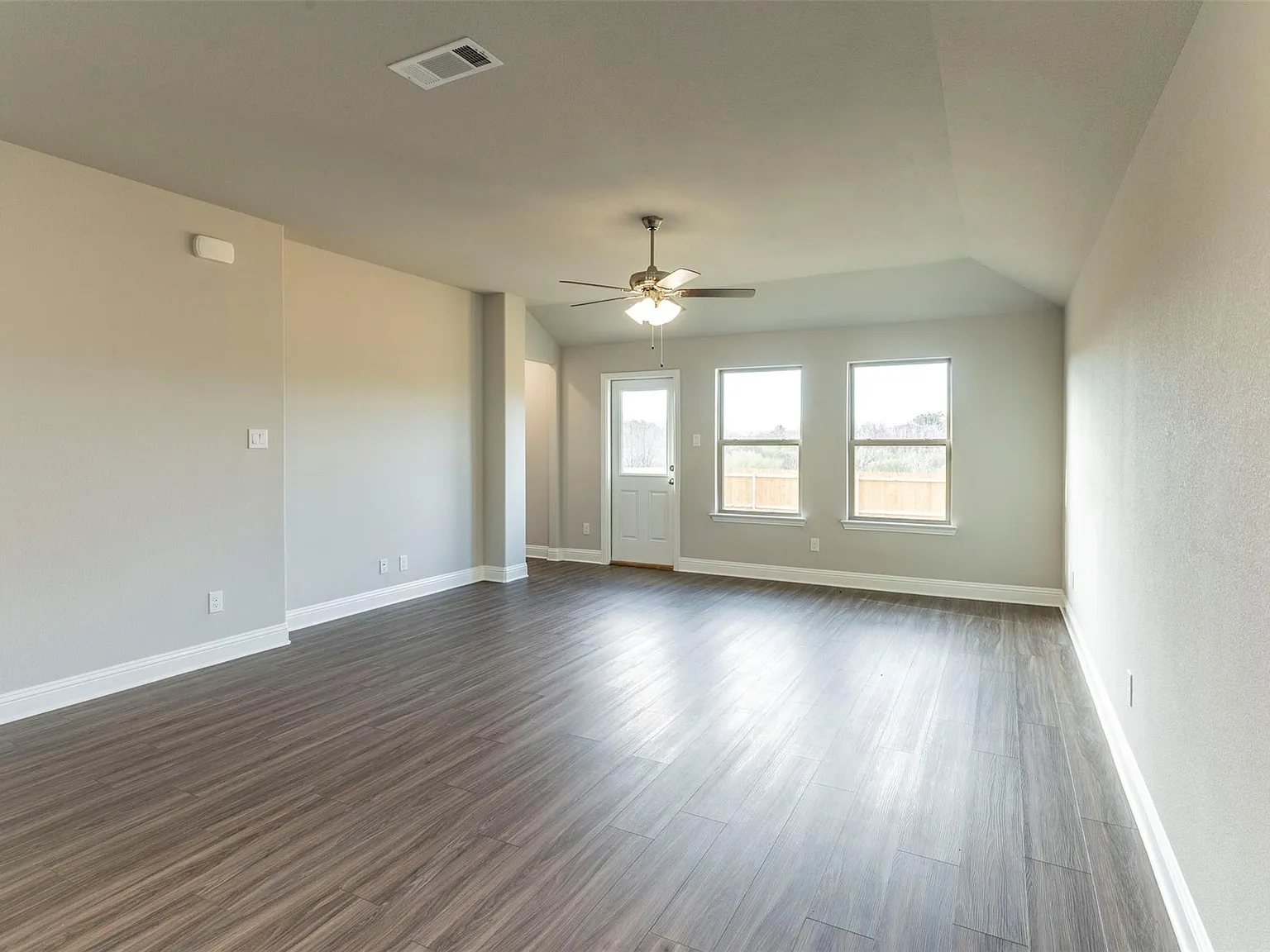 3 bed, 1269 sqft, $1,657 — Photo 4