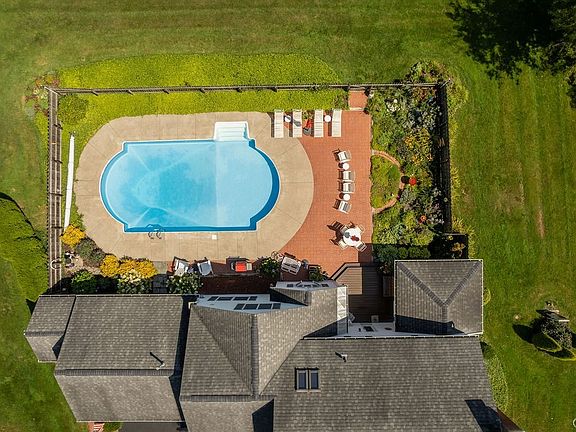 4th image of 26 Coventry Ln