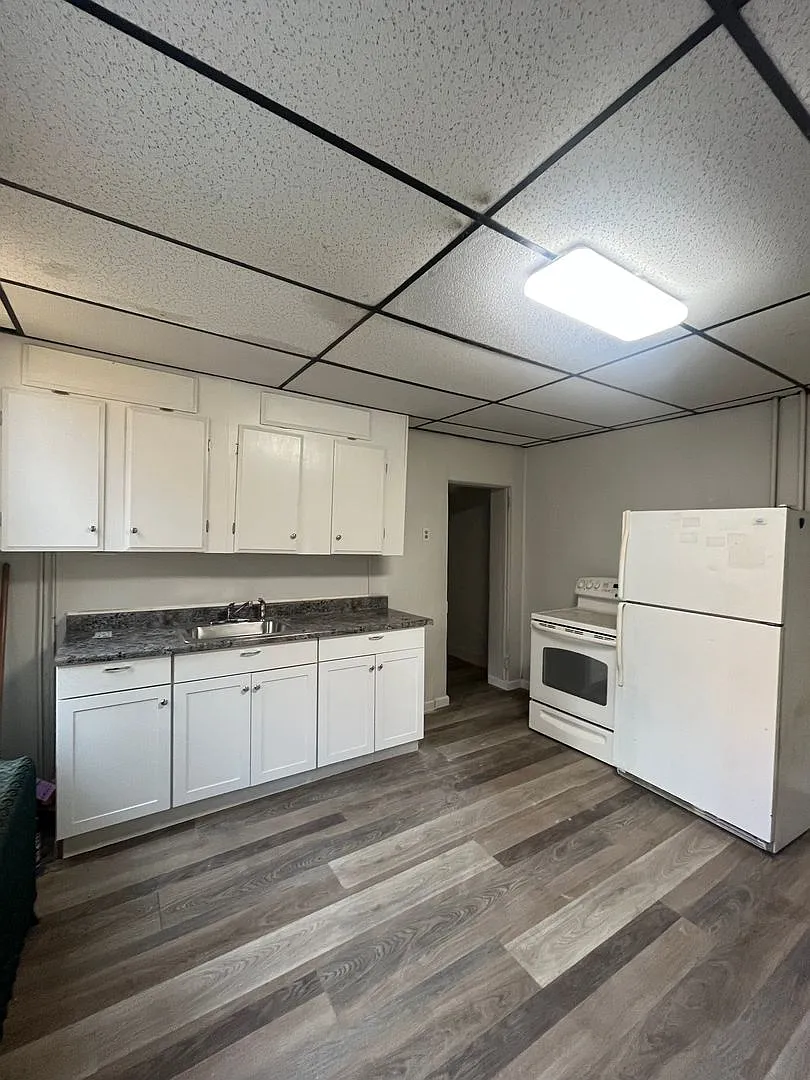 136 E Walnut St — Photo 2