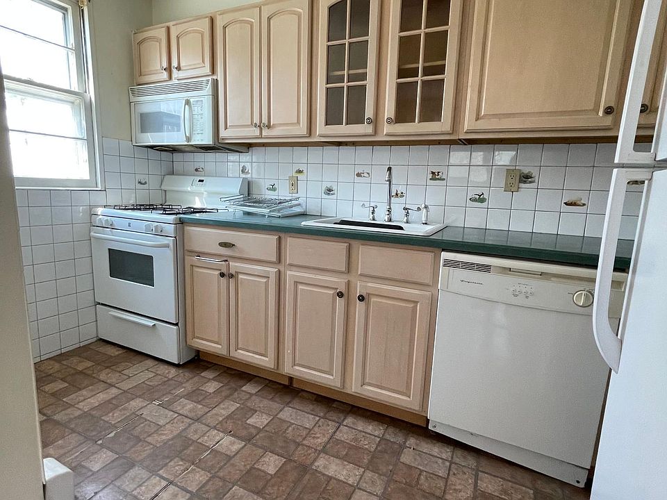 1st image of 39 Burhans Ave