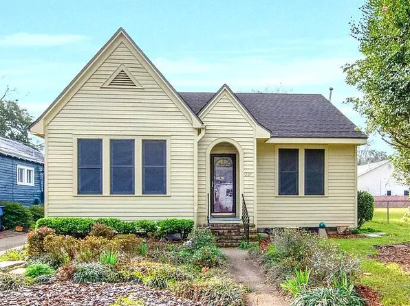 221 W Bertheaud Ave, Opelousas, LA 70570