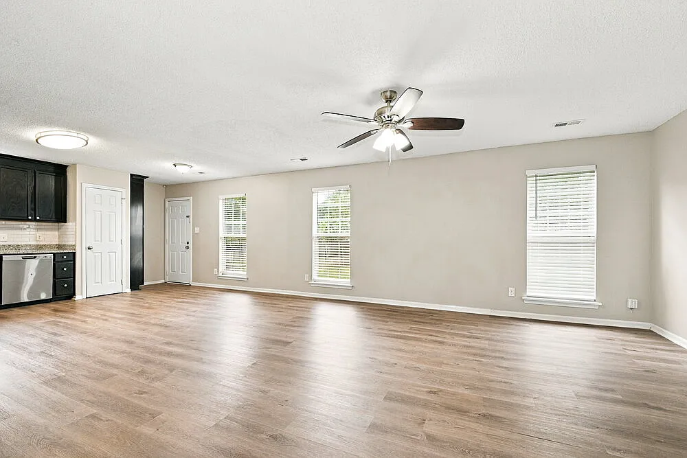3 bed, 2.0 bath, 1410 sqft, $1,875 — Photo 4
