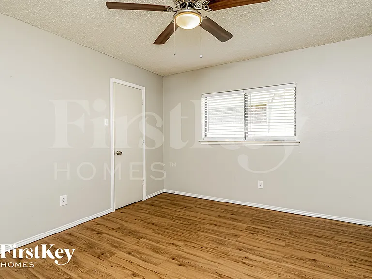 2661 Claremont Dr — Photo 11