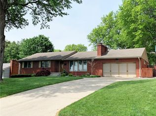 1070 Crestview Ln, Saint Joseph, MO 64506