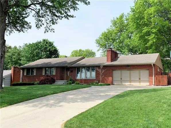 1070 Crestview Ln, Saint Joseph, MO 64506