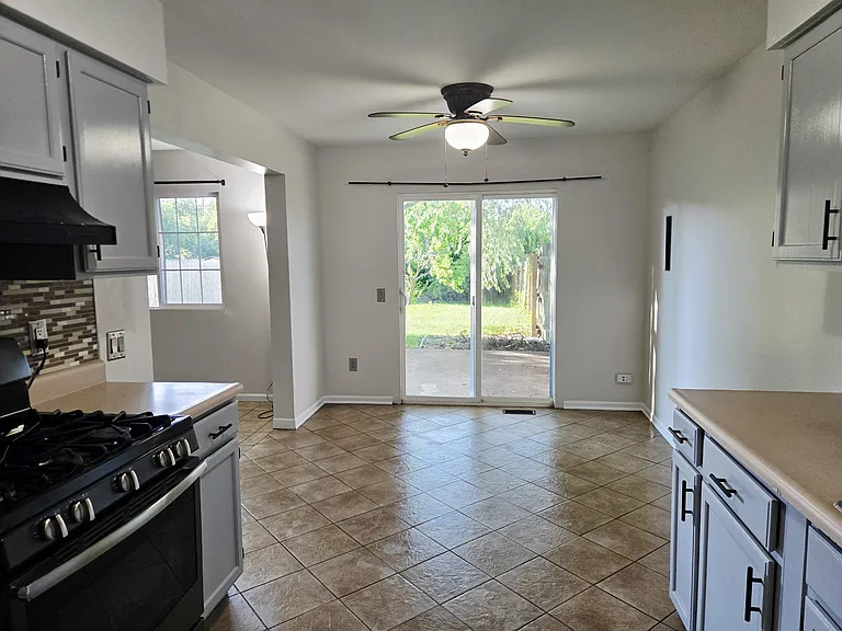 960 Autumn Ln — Photo 9