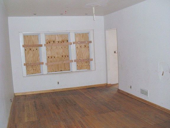 5th image of 7831 S Eberhart Ave