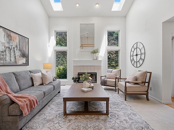4th image of 4197 Lake Forest Dr E