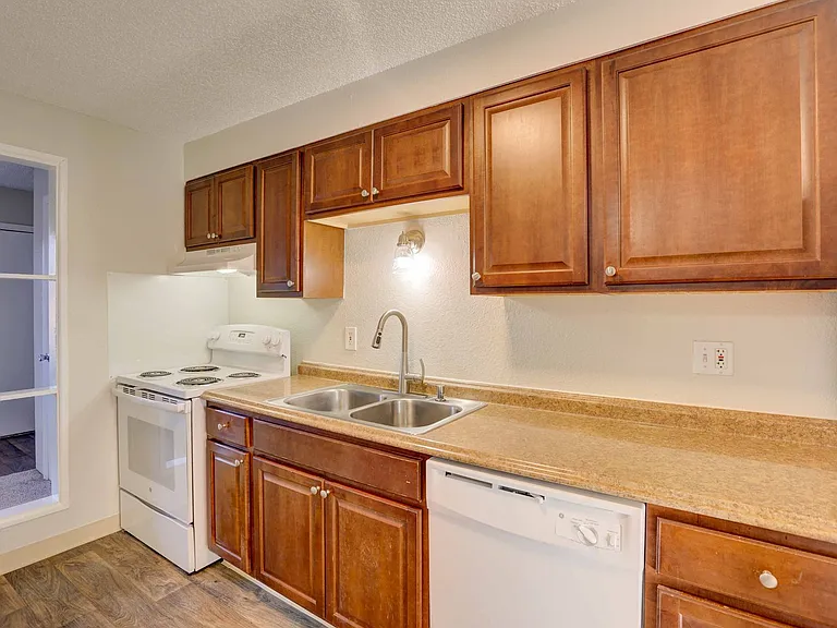 Allison Court Apartments — Photo 10