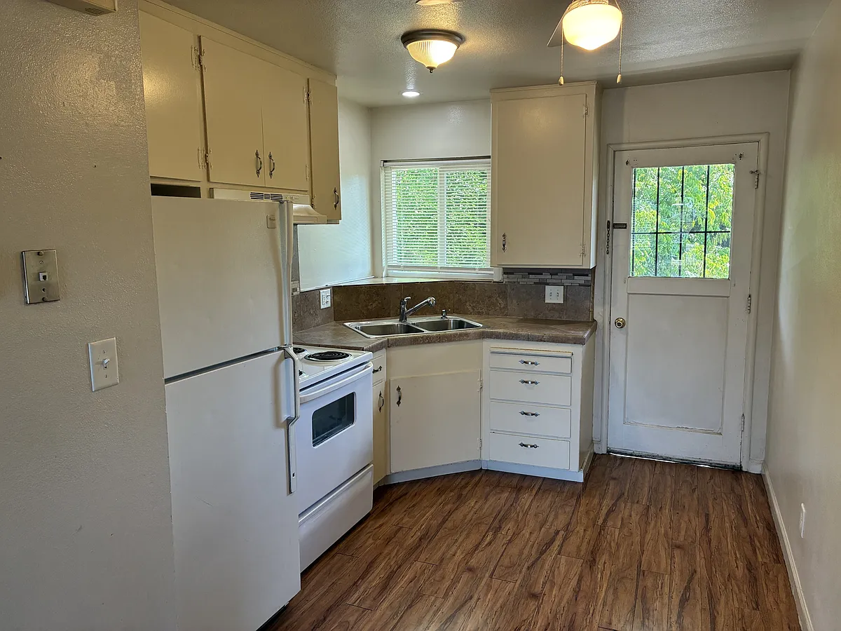 Building Photo - 218 College Ave #10