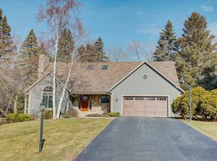 995 Simon Dr, Brookfield, WI 53005