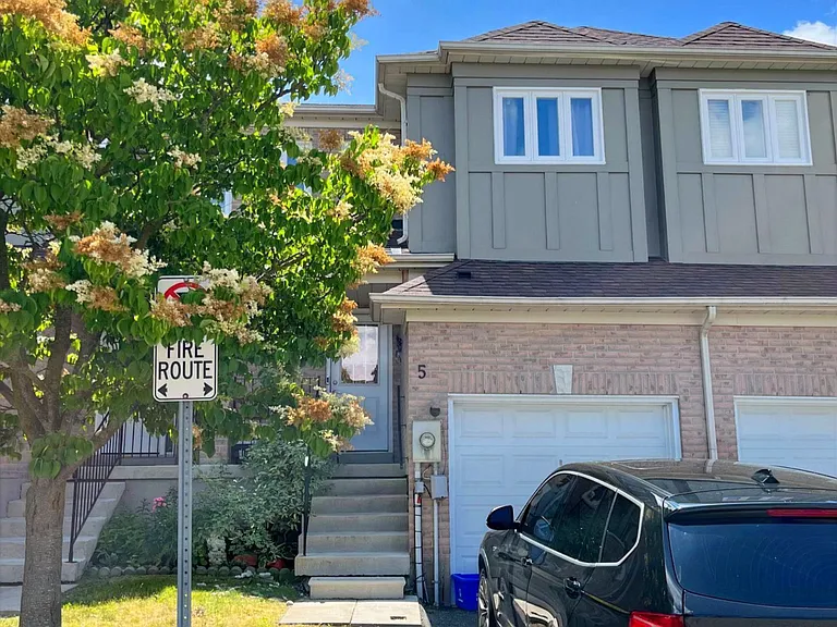 5 Alexis Way — Photo 1