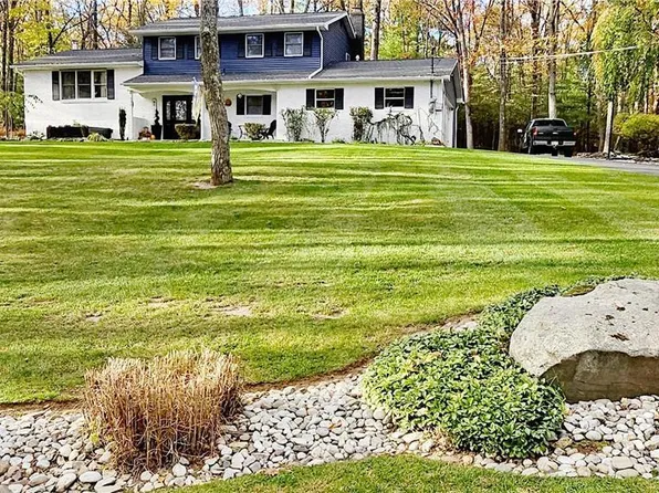 525 Black Oak Dr, Tannersville, PA 18372