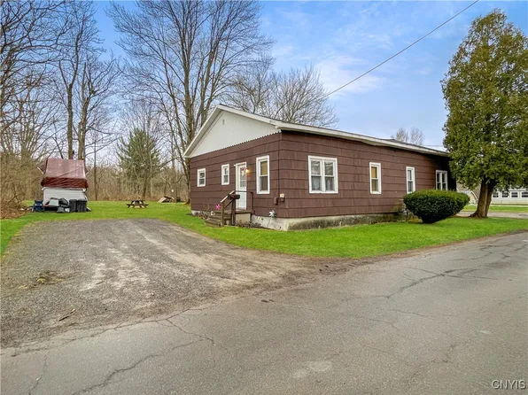 70 Chestnut St, Phoenix, NY 13135