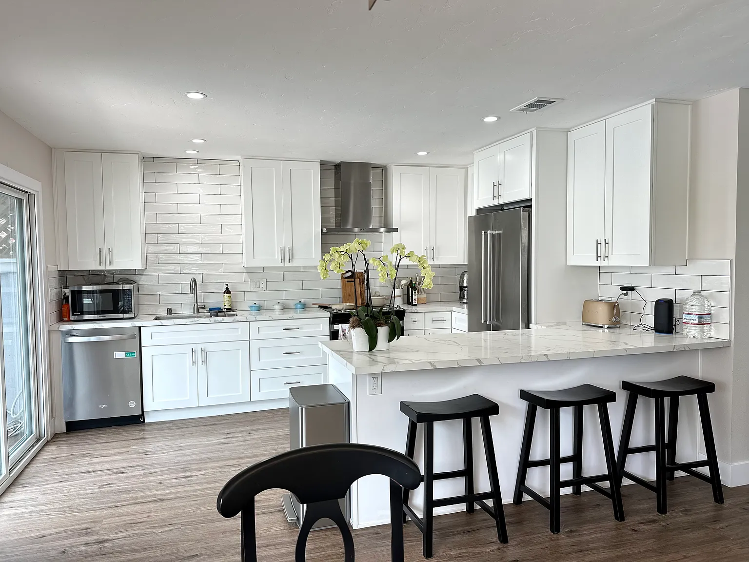 4 bed, 1602 sqft, $7,600 — Photo 3