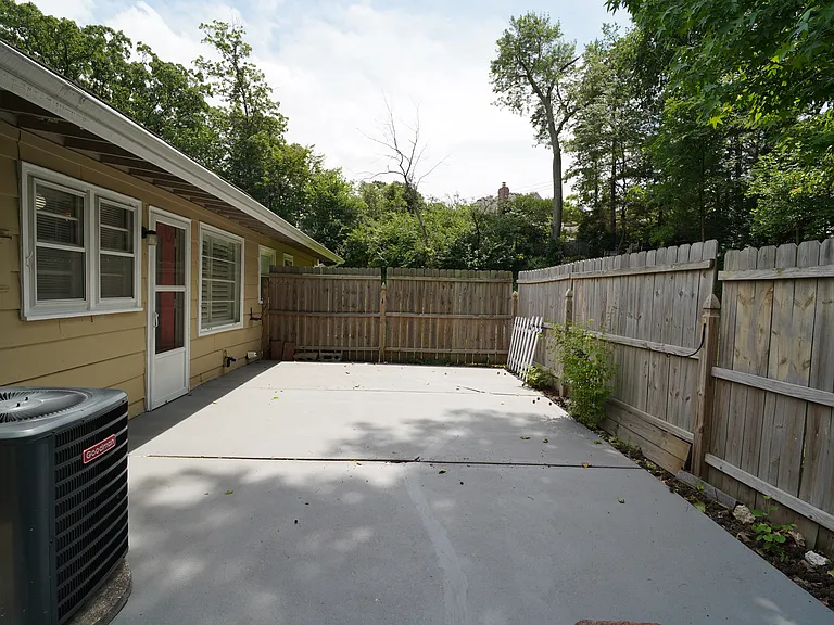 615 Crest Ct — Photo 31