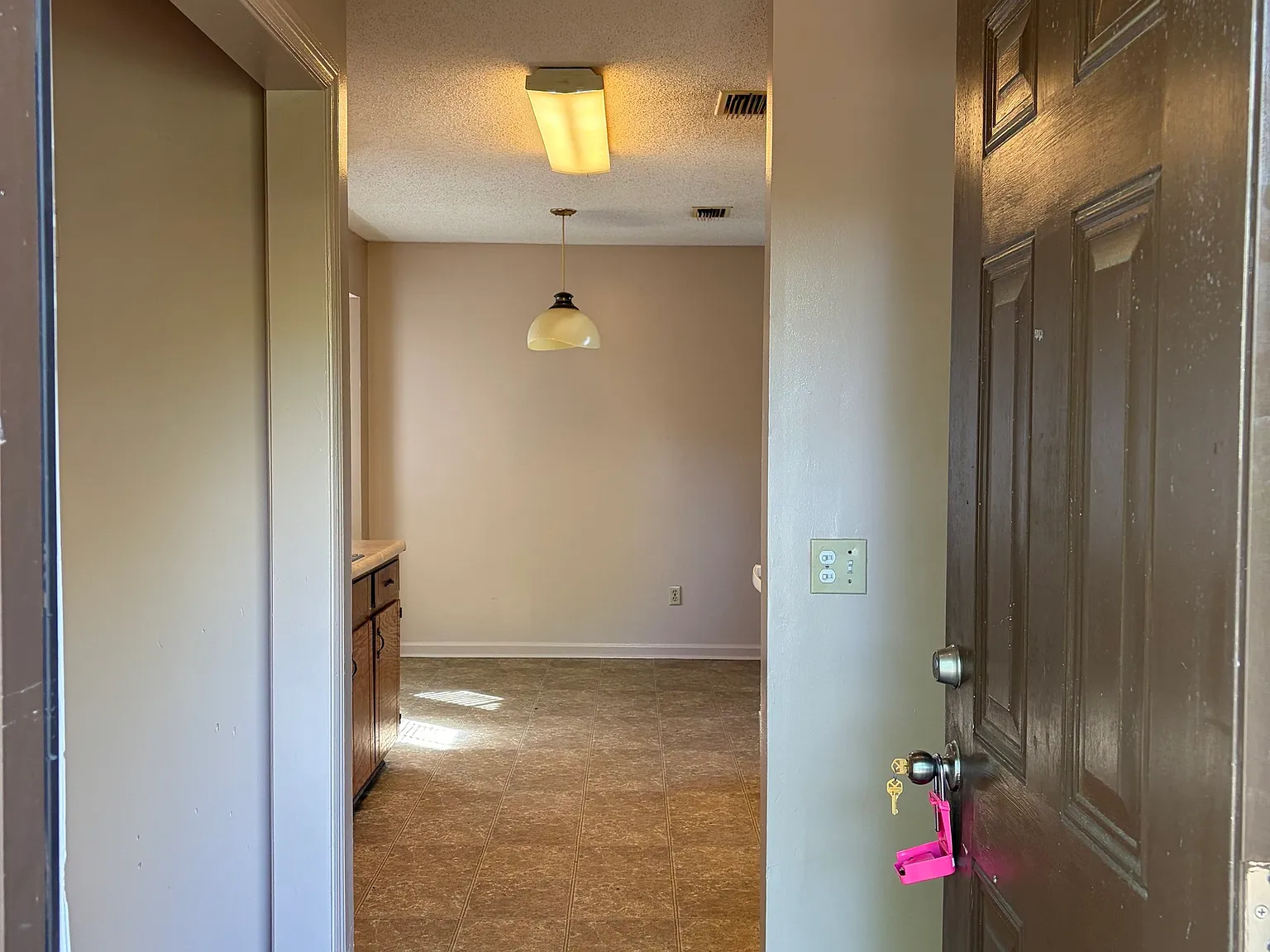 2 bed, 1.0 bath, 942 sqft, $1,000 — Photo 2