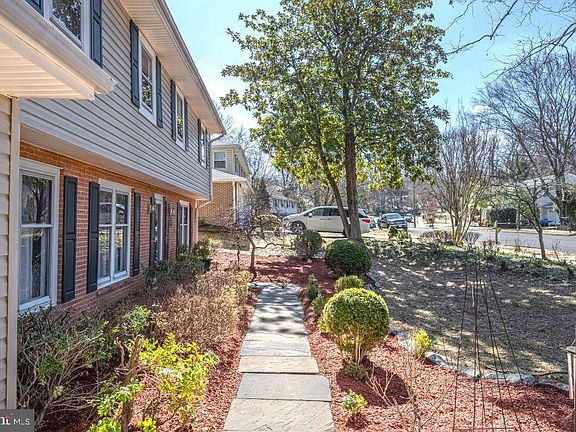 3rd image of 6107 Holly Tree Dr