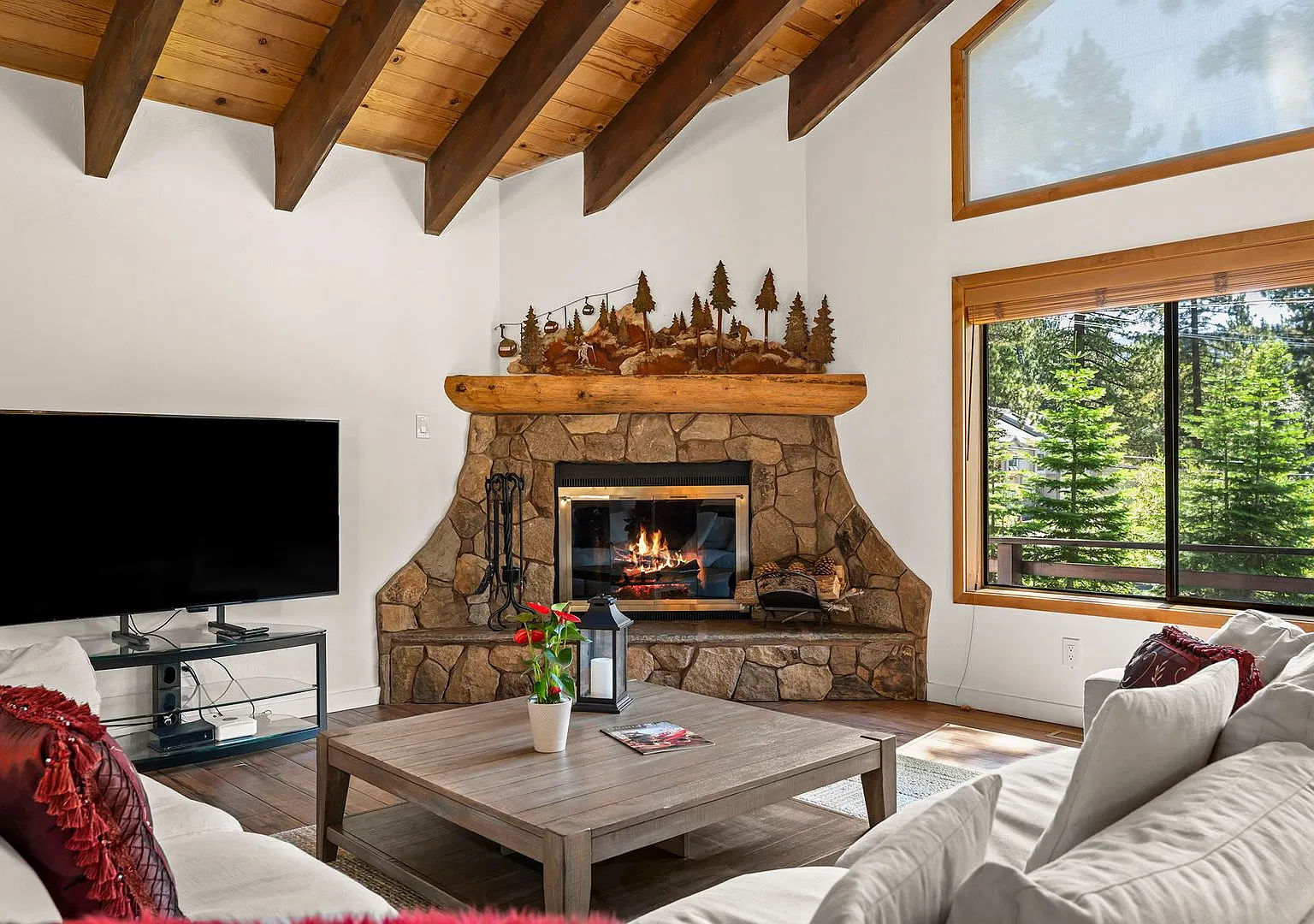 900 Donna Drive: The Ultimate Winter & Ski Season Retreat — Photo 2