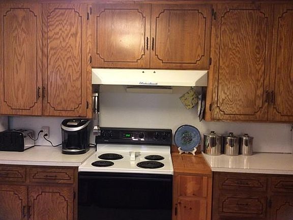 Vintage vent hood works with light and fan, stove in perfect working order