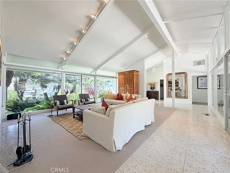 2490 Monaco Dr — Photo 2