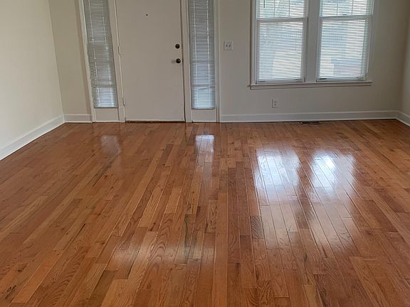 Living room 16 x 18'