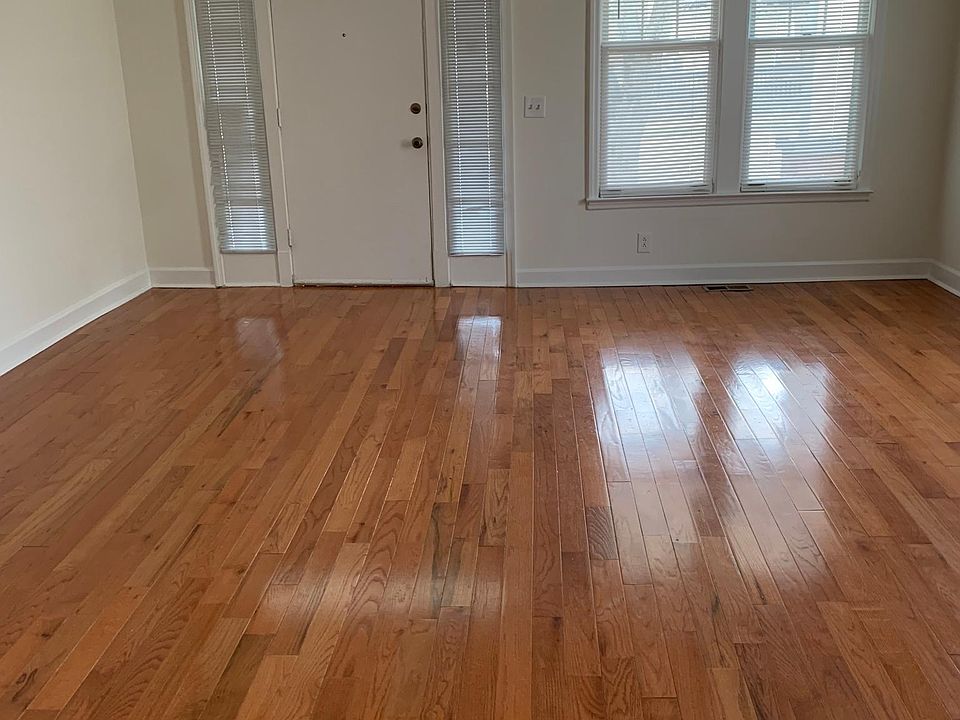 Living room 16 x 18'