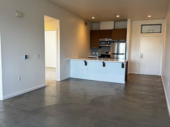4th image of 3805 Ingraham St APT 312