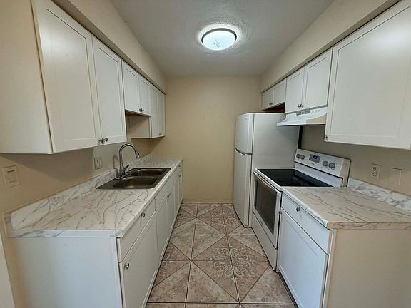 3rd image of 605 SE 13th Ter APT B