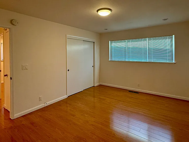 817/819 E Dana St — Photo 9