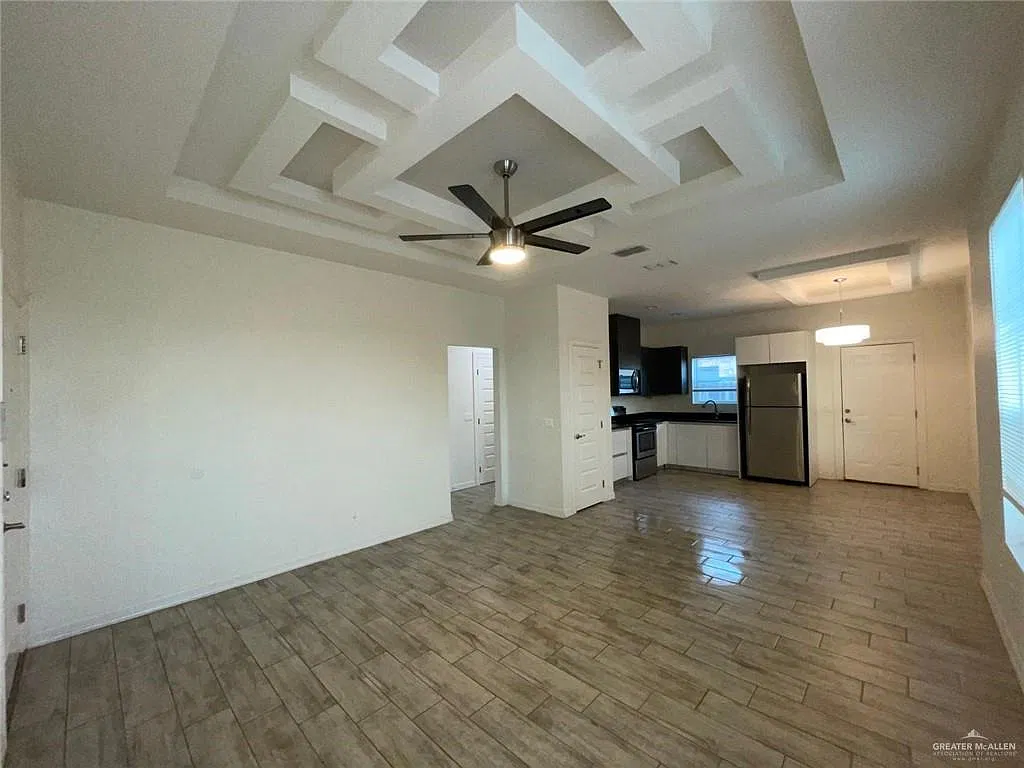 3 bed, 2.0 bath, 943 sqft, $1,100 — Photo 3